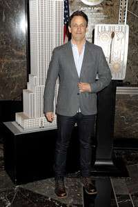 Seth Meyers schaltet das Licht am Empire State Building ein in New York