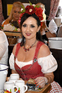 3. Wiesn Charity Lunch im Festzelt Zur Bratwurst beim Oktoberfest 2018 in München