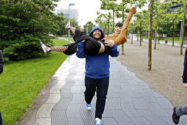 Bai Ling mit Entourage in Düsseldorf