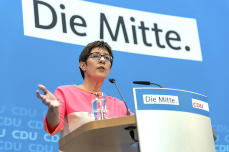 Pressekonferenz mit Angela Merkel und Annegret Kramp-Karrenbauer in Berlin