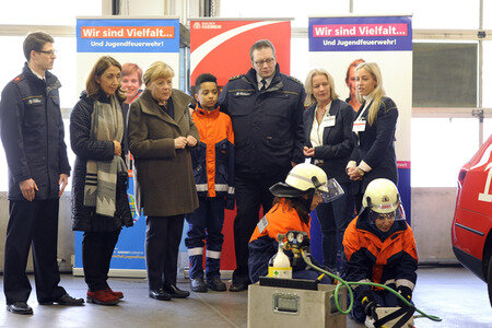 Angela Merkel besucht Jugendfeuerwehr in Berlin