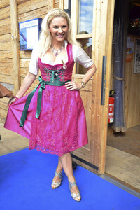 Oktoberfest-Anstich im Fisch Bäda Wiesnstadl in München