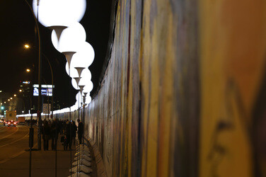 Lichtmauer aus Ballons, Berlin