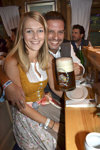 Oktoberfest-Anstich im Fisch Bäda Wiesnstadl in München