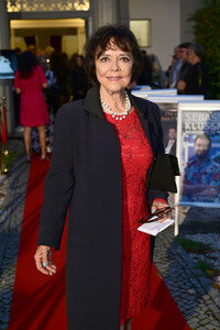 Theaterpremiere 'Der eingebildet Kranke' und 90. Geburtstag von Dieter Hallervorden in Berlin