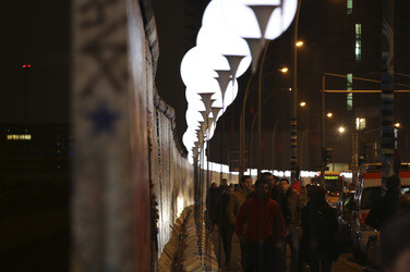 Lichtmauer aus Ballons, Berlin