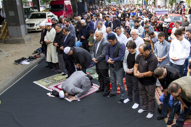 Freitagsgebet vor der abgebrannten Mevlana-Moschee, Berlin