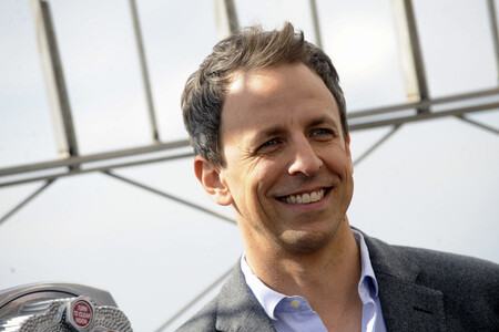 Seth Meyers schaltet das Licht am Empire State Building ein in New York