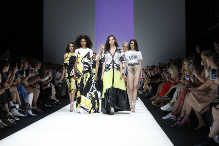 Rebekka Ruétz Fashion Show auf der Berlin Fashion Week Spring/Summer 2019