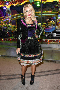 Almauftrieb in Käfers Wiesn-Schänke auf dem Oktoberfest 2018 in München