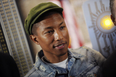 Pharrell Williams beleuchtet das  Empire State Building, New York