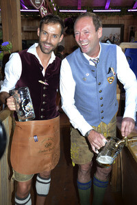 Oktoberfest-Anstich im Fisch Bäda Wiesnstadl in München