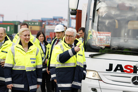 Frank-Walter Steinmeier besichtigt den HHLA Container Terminal Altenwerder in Hamburg