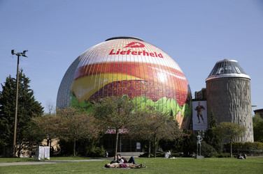 Zeiss-Großplanetarium Berlin als 30m großen Burger