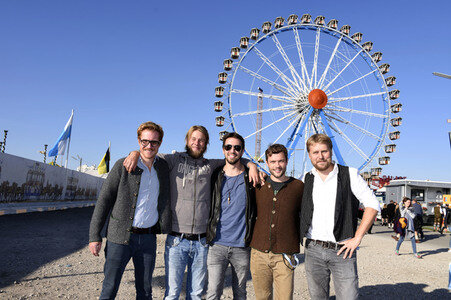 Fototermin mit Seiler und Speer und LaBrassBanda auf dem Oktoberfest 2018 in München
