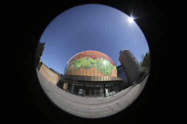 Zeiss-Großplanetarium wird zum 30m großen Burger, Berlin