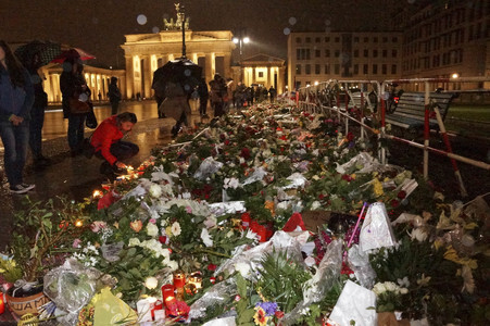 Berlin in Trauer um Opfer der Terroranschläge in Paris