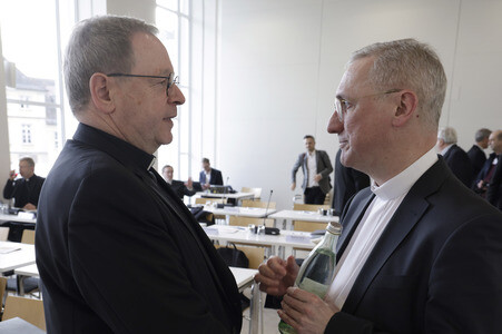 Fototermin zum Auftakt der Frühjahrsvollversammlung in Würzburg