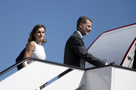 Königin Letizia und König Felipe beim Abflug am Flughafen Madrid-Barajas