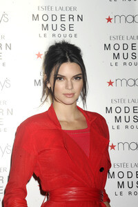 Kendall Jenner präsentiert das Parfum Modern Muse Le Rouge in New York