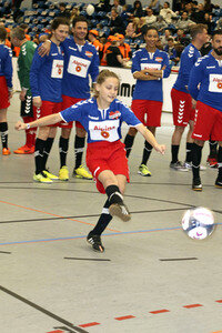 Benefiz-Fußballspiel 'Kicken mit Herz' 2017 in Hamburg