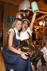 Madlwiesn im Schützen-Festzelt auf dem Oktoberfest 2018 in München