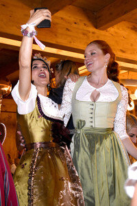 Madlwiesn im Schützen-Festzelt auf dem Oktoberfest 2018 in München