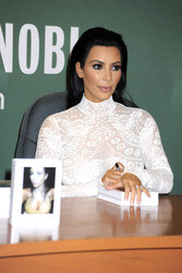Kim Kardashian signiert ihr Buch 'Selfish' in New York