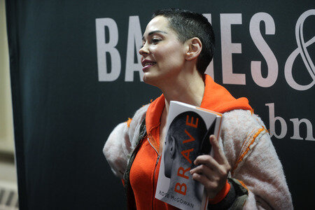 Buchsignierstunde mit Rose McGowan Book in New York