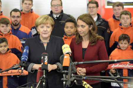 Angela Merkel besucht Jugendfeuerwehr in Berlin