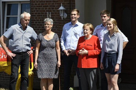 Angela Merkel besucht einen Milchbauernhof in Nienborstel