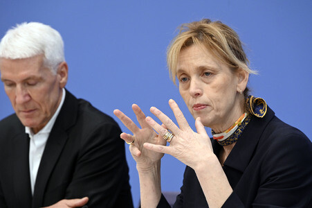 Bundespressekonferenz 'Seniorinnen und Senioren in der digitalen Welt' in Berlin