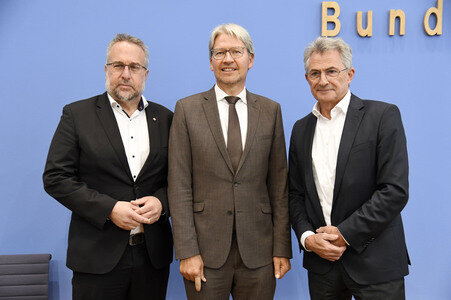 Bundespressekonferenz 'Sondervermögen für Infrastruktur - Mit Geld alleine kann man nicht bauen!' in Berlin