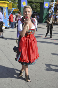 Damen-Wiesn 2015 von Unternehmerin Regine Sixt auf dem Oktoberfest in München