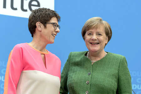 Pressekonferenz mit Angela Merkel und Annegret Kramp-Karrenbauer in Berlin