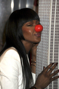 Naomi Campbell schaltet das rote Licht des Empire State Buildings an in New York