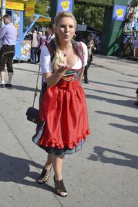 Damen-Wiesn 2015 von Unternehmerin Regine Sixt auf dem Oktoberfest in München