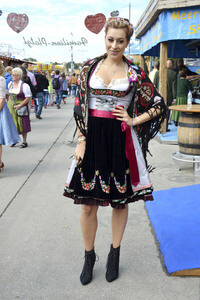 Oktoberfest-Anstich im Fisch Bäda Wiesnstadl in München