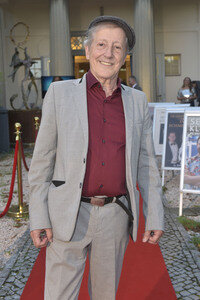 Theaterpremiere 'Der eingebildet Kranke' und 90. Geburtstag von Dieter Hallervorden in Berlin