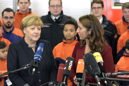 Angela Merkel besucht Jugendfeuerwehr in Berlin