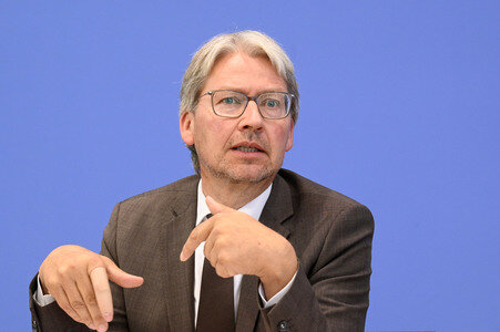 Bundespressekonferenz 'Sondervermögen für Infrastruktur - Mit Geld alleine kann man nicht bauen!' in Berlin