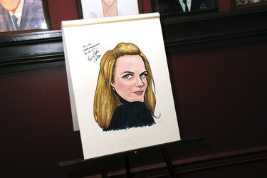Elisabeth Moss erhält eine Kariaktur im Sardi's in New York