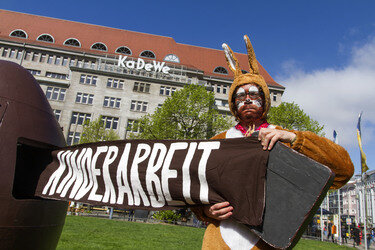 Osterhasen-Demo vor dem KaDeWe, Berlin