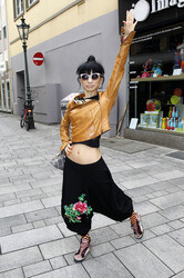 Bai Ling mit Entourage in Düsseldorf