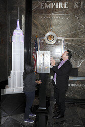 Jullian Lennon und die Lupus Foundation schalten lila Licht am Empire State Building an, New York