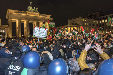 Pro-Palaestina Demonstration gegen die Anerkennung Jerusalems als Israels Hauptstadt in Berlin