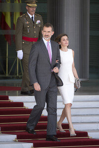 Königin Letizia und König Felipe beim Abflug am Flughafen Madrid-Barajas