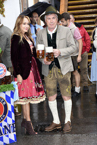 FC Bayern Team auf dem Oktoberfest in München