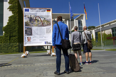 Info-Tafel über den Bau eines Friedhofs für unbekannte Einwanderer in Berlin