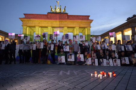 Gedenken an die Opfer des Anschlags von Orlando in Berlin
